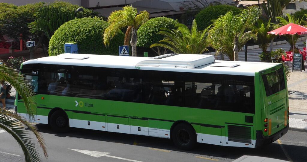 Una guagua de línea en la avenida Chayofita, en Los Cristianos (Tenerife)