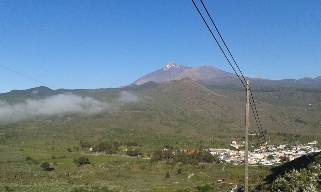 Vista de Santiago del Teide con el Teide al fondo