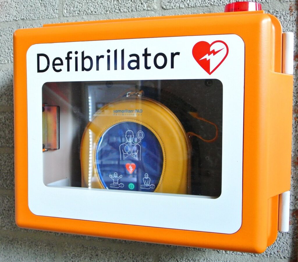 Un desfibrilador externo automático