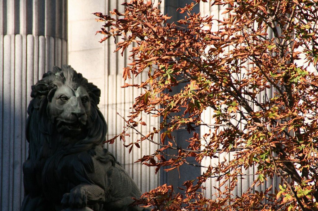 Uno de los leones de la fachada del Congreso de los Diputados, en Madrid