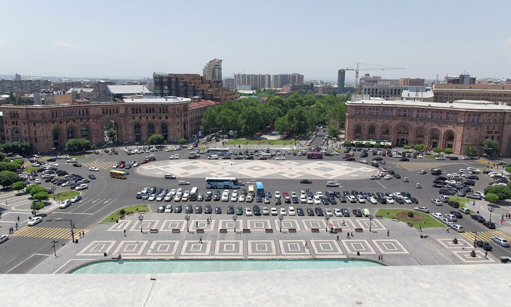 Plaza de la República de Ereván, ciudad donde se presentó el informe