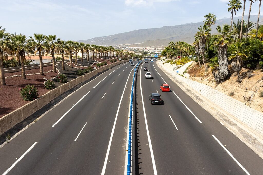 La autopista TF-1 a su paso por Adeje, en el sur de Tenerife (imagen de archivo, no corresponde al lugar del accidente)