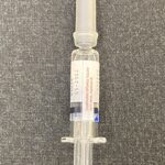 Jeringa precargada de vacuna antigripal tetravalente (imagen de archivo)