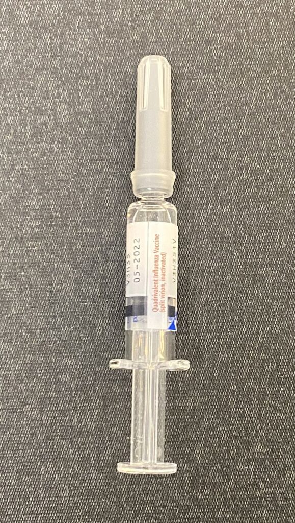 Jeringa precargada de vacuna antigripal tetravalente (imagen de archivo)