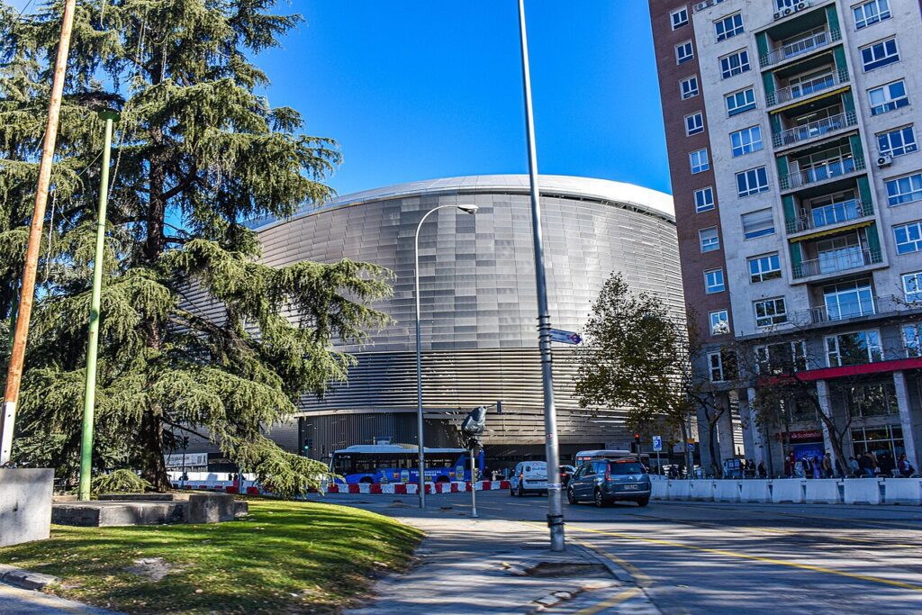 Exterior del estadio Santiago Bernabéu, en Madrid, en diciembre de 2024 (imagen de archivo)