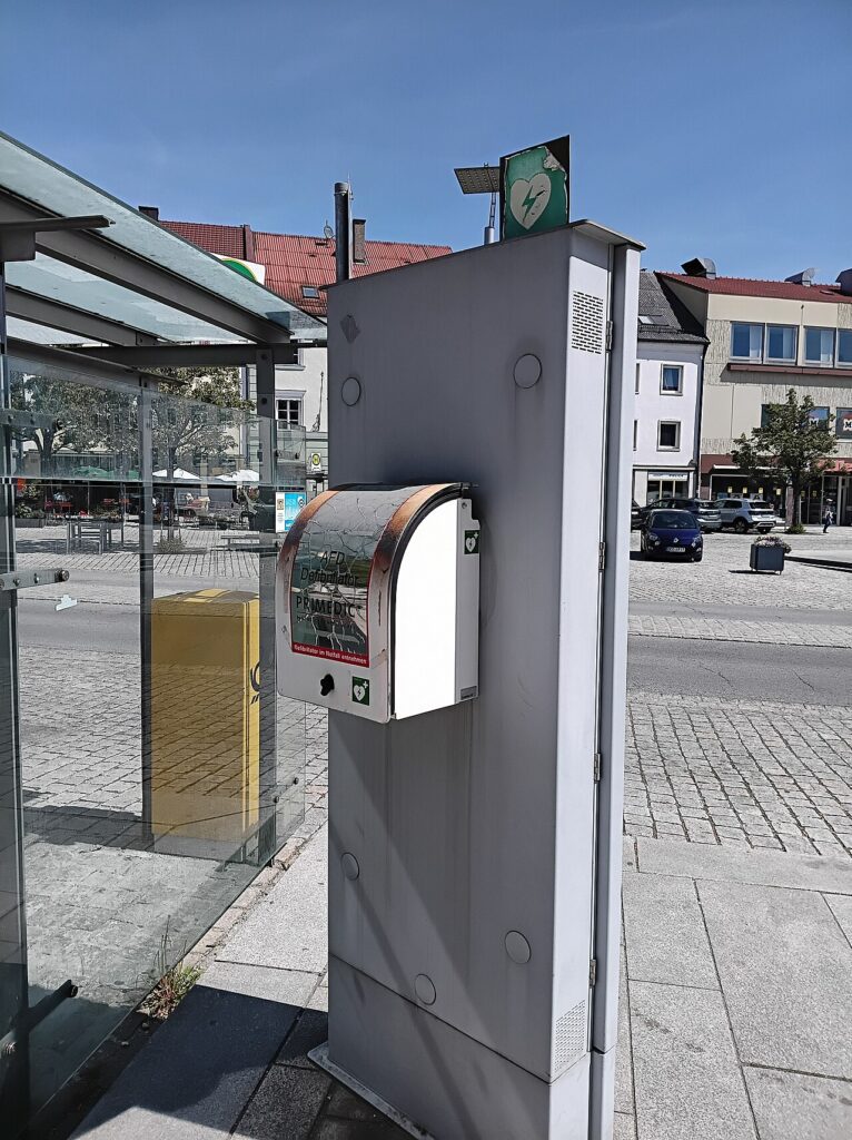 Desfibrilador externo semiautomático instalado en la vía pública (imagen de archivo)