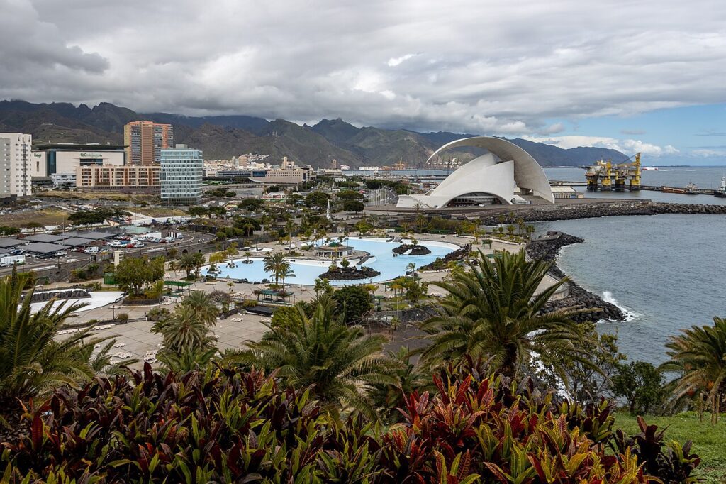 Vista de Santa Cruz de Tenerife desde el Palmetum (imagen de archivo)