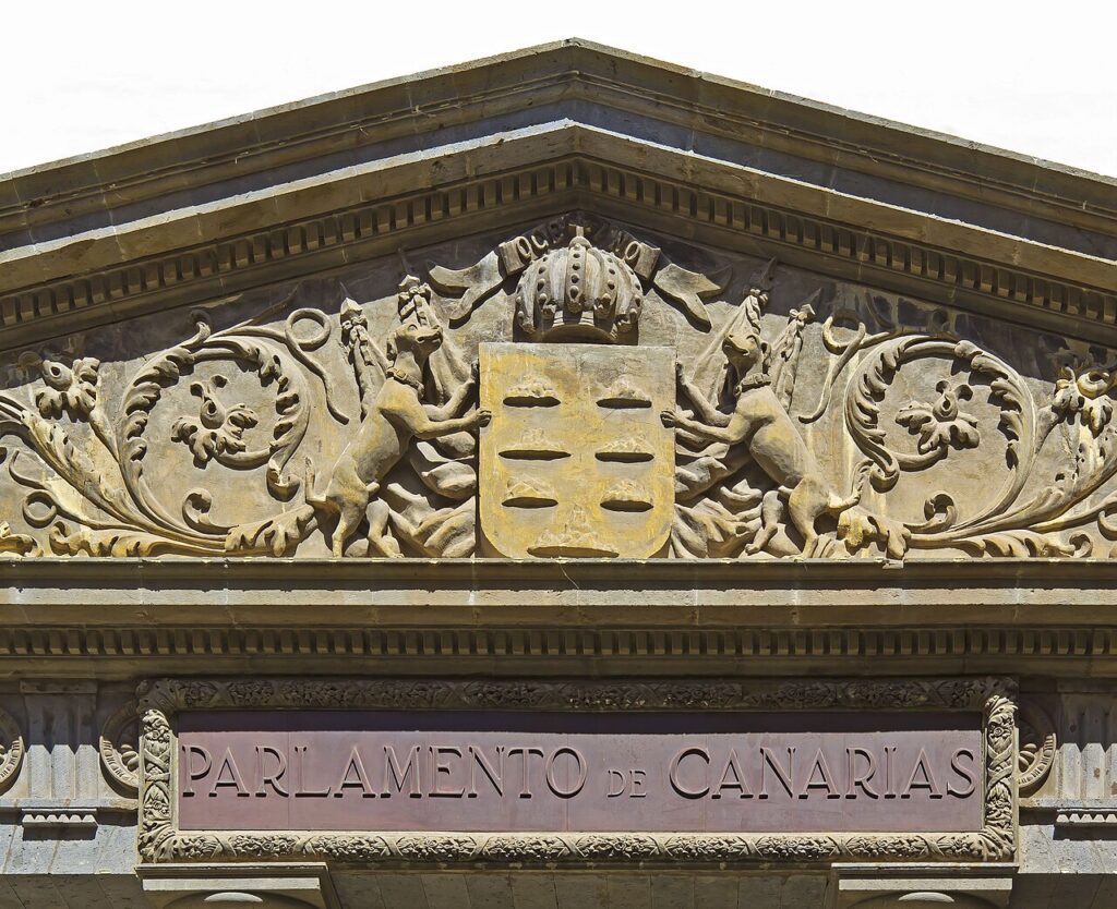 Escudo en la fachada del Parlamento de Canarias, en Santa Cruz de Tenerife (imagen de archivo)