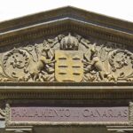 Escudo en la fachada del Parlamento de Canarias, en Santa Cruz de Tenerife (imagen de archivo)