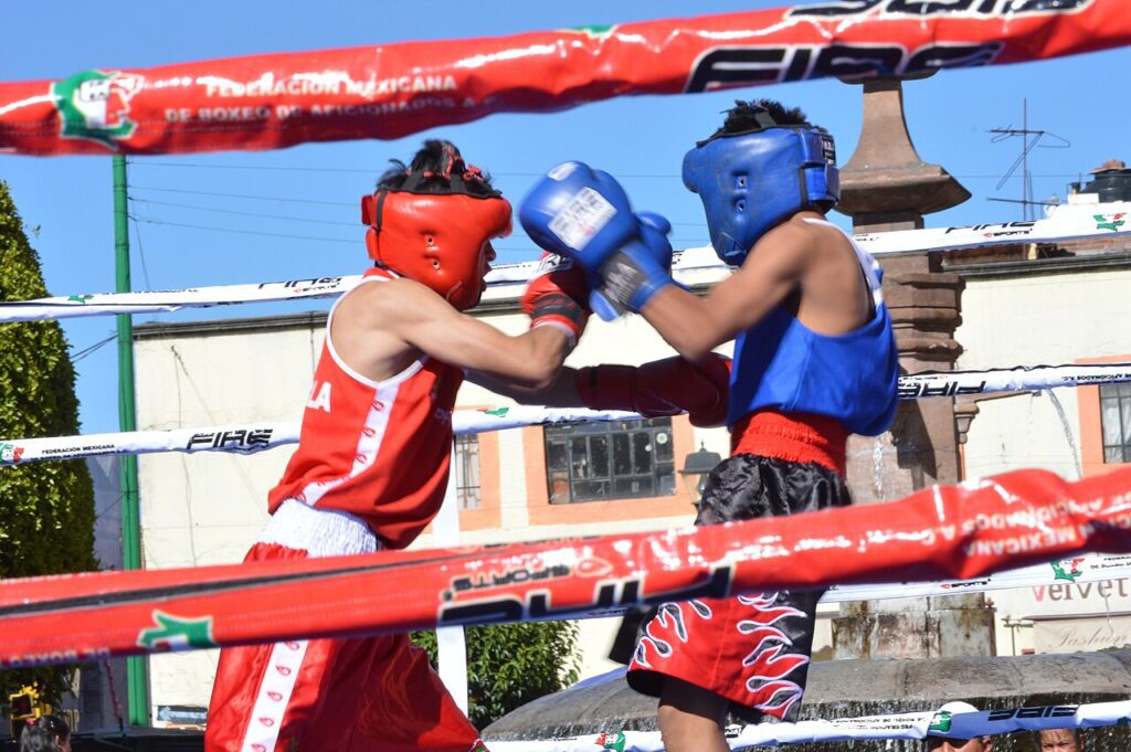 Combate de boxeo aficionado (imagen de archivo)