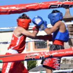 Combate de boxeo aficionado (imagen de archivo)