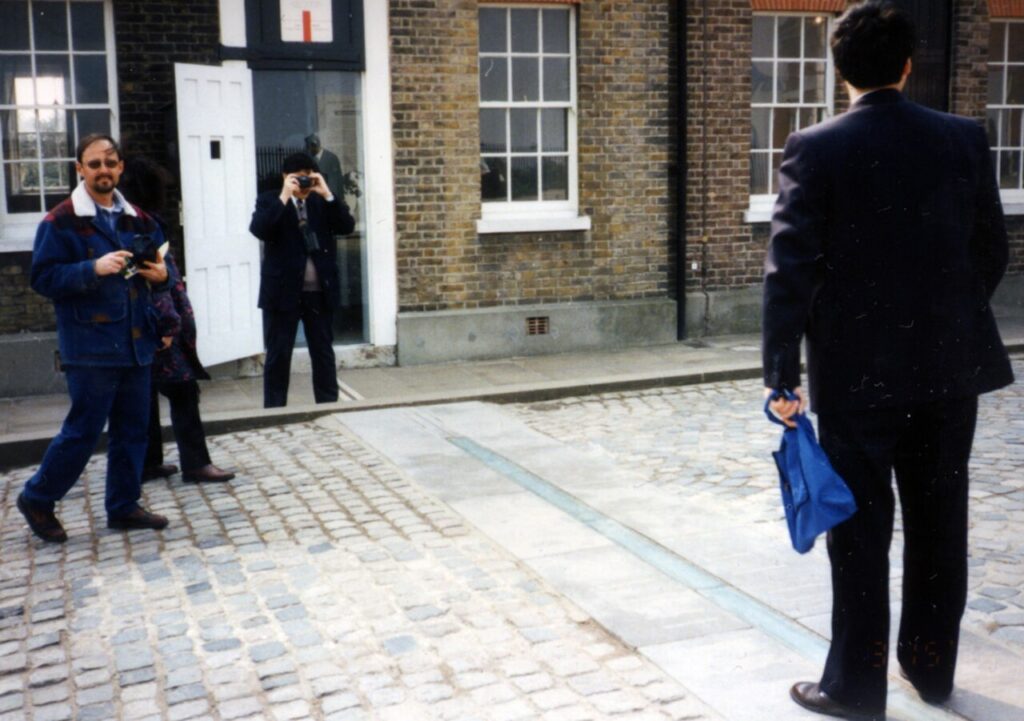 Línea del meridiano de Greenwich, referencia de la hora universal, en el Observatorio de Greenwich (imagen de archivo)