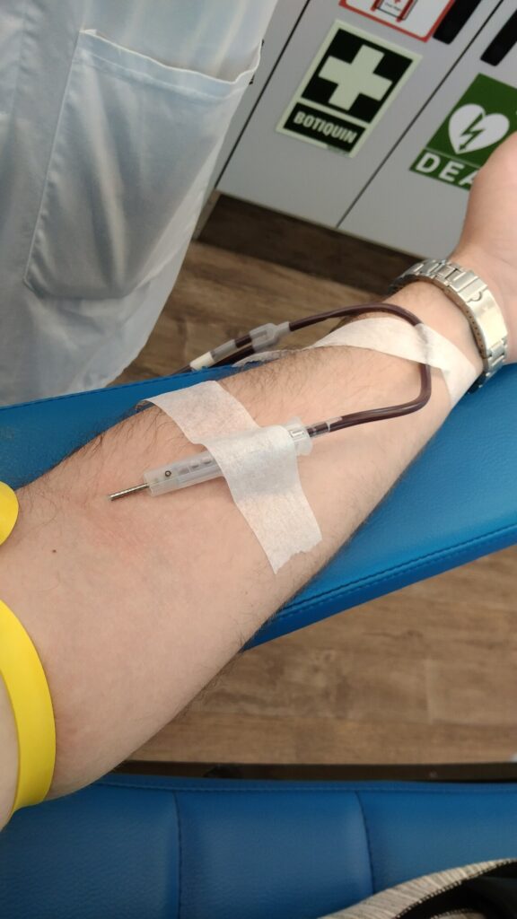 Una persona dona sangre en un punto de extracción (imagen de archivo)