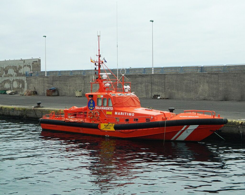 Embarcación de Salvamento Marítimo amarrada en un puerto (imagen de archivo)