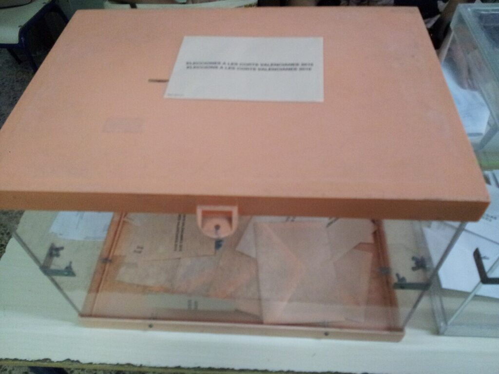 Urnas preparadas en un colegio electoral (imagen de archivo)