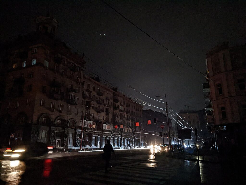 Calle de Kiev a oscuras durante un apagón causado por ataques rusos en noviembre de 2022 (imagen de archivo)