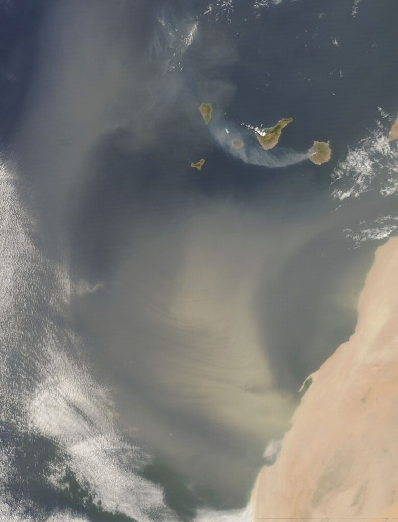 Imagen de satélite de una nube de polvo sobre el Atlántico frente a la costa de África (imagen de archivo)
