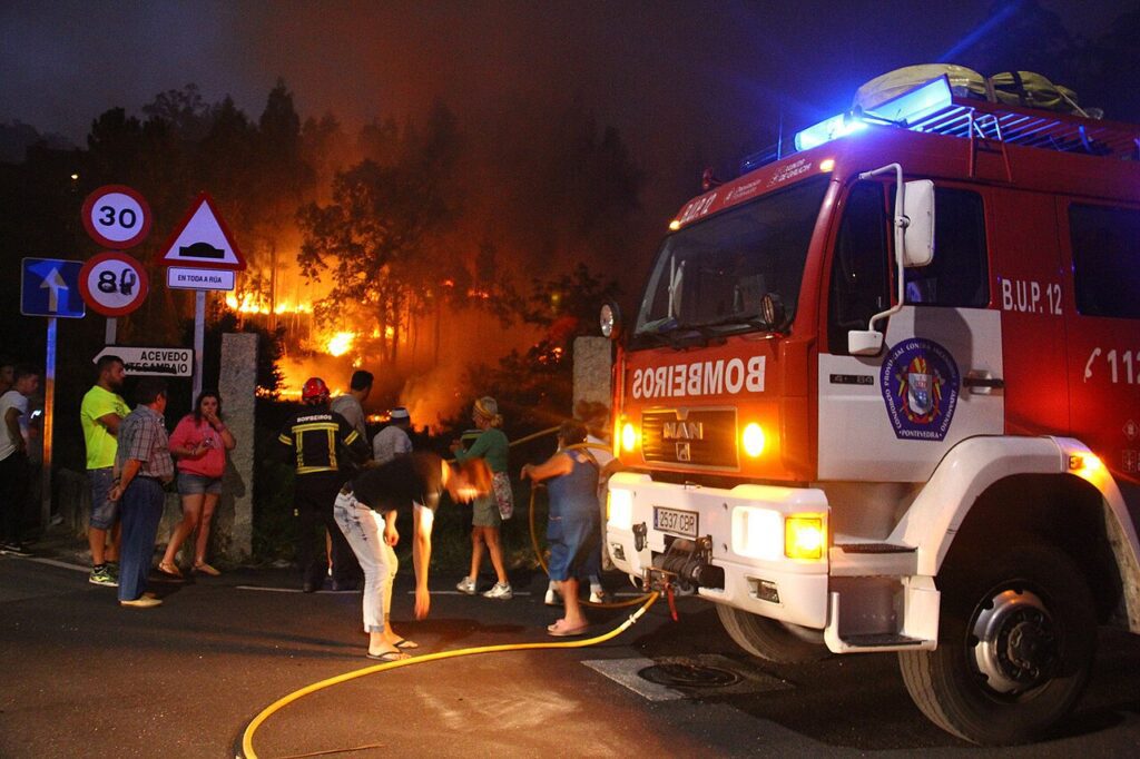 Incendio forestal en Puente Sampayo, Pontevedra, en 2016 (imagen de archivo)