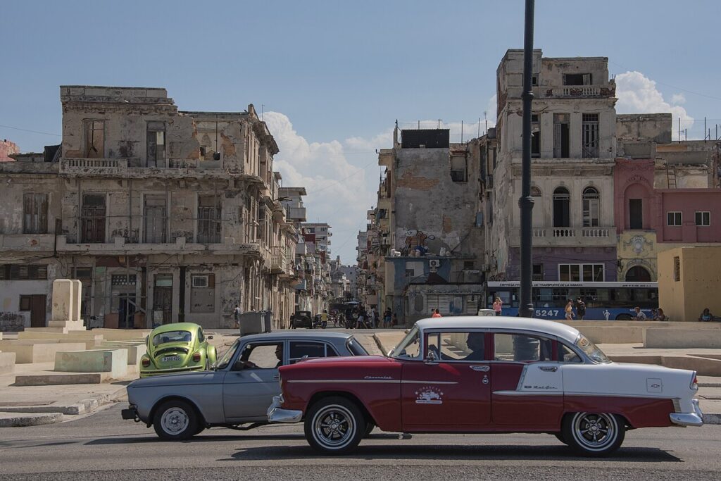 Calle de Centro Habana vista desde el Malecón, en Cuba, en 2019 (imagen de archivo)