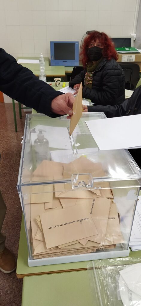 Urna en un colegio electoral de Valladolid durante las elecciones de Castilla y León de 2022 (imagen de archivo)