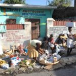 Mujeres con un puesto de venta en una calle de Puerto Príncipe, Haití, en 2010 (imagen de archivo)
