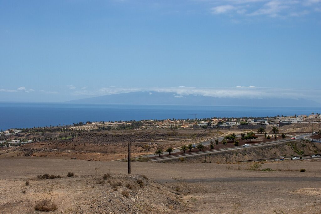 Vista de Adeje con el mar y La Gomera al fondo (imagen de archivo)