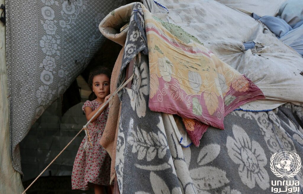 Una niña desplazada ante su tienda de campaña en Deir al Balah, Gaza, en 2024 (imagen de archivo)