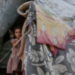 Una niña desplazada ante su tienda de campaña en Deir al Balah, Gaza, en 2024 (imagen de archivo)