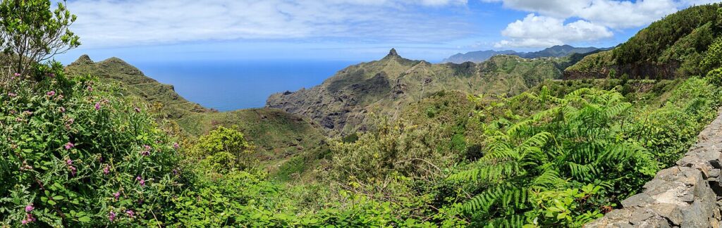 Roque de Taborno y montañas de Anaga, en el norte de Tenerife (imagen de archivo)